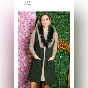 Aurora Suede Round Neck with
Pockets. Size M.